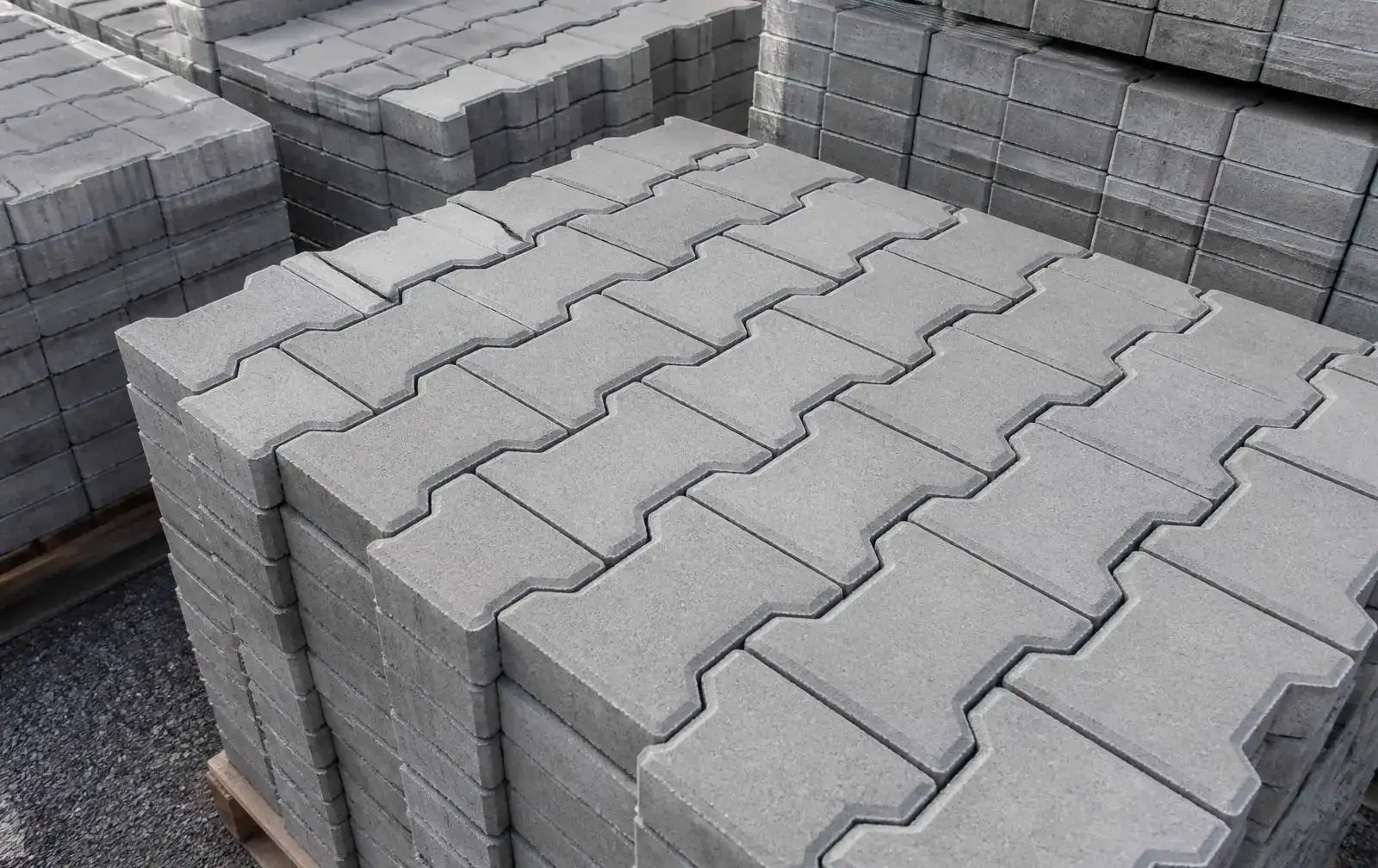 Pavers e pré-moldados de concreto no pátio da Novo Jockey Construções em Teresina